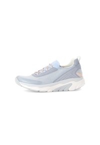 Hellblaues Sport Schuhwerk mit einem Mesh-Obermaterial, ausgestattet mit elastischen Schnürsenkeln, einem gepolsterten Kragen und einer dicken weißen Sohle mit grauen Akzenten.