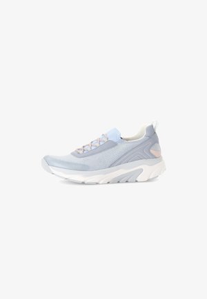 Lichtblauwe sportshoe met een bovenkant van mesh, voorzien van elastische veters, een gevoerde kraag en een dikke witte zool met grijze accenten.