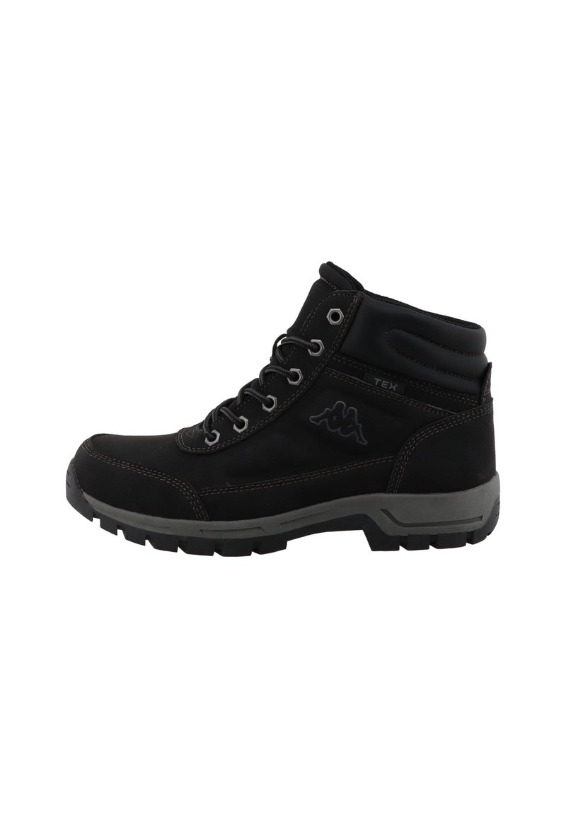 Bota de senderismo negra con diseño de media caña, material impermeable, suela de goma gris, ojales de metal y detalles de costura reforzada.