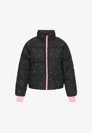 Zwarte pufferjack met een hoge kraag, een roze rits en geribde roze manchetten. Bevat kleine bloemenpatronen door de stof.