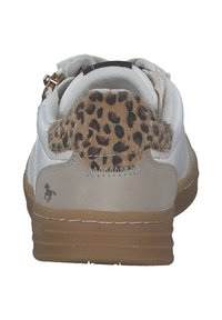 Sneaker bianco con dettagli beige, pelliccia maculata sul tallone, pelle e suede texturizzati, suola in gomma e piccolo logo a forma di cavallo sul lato.