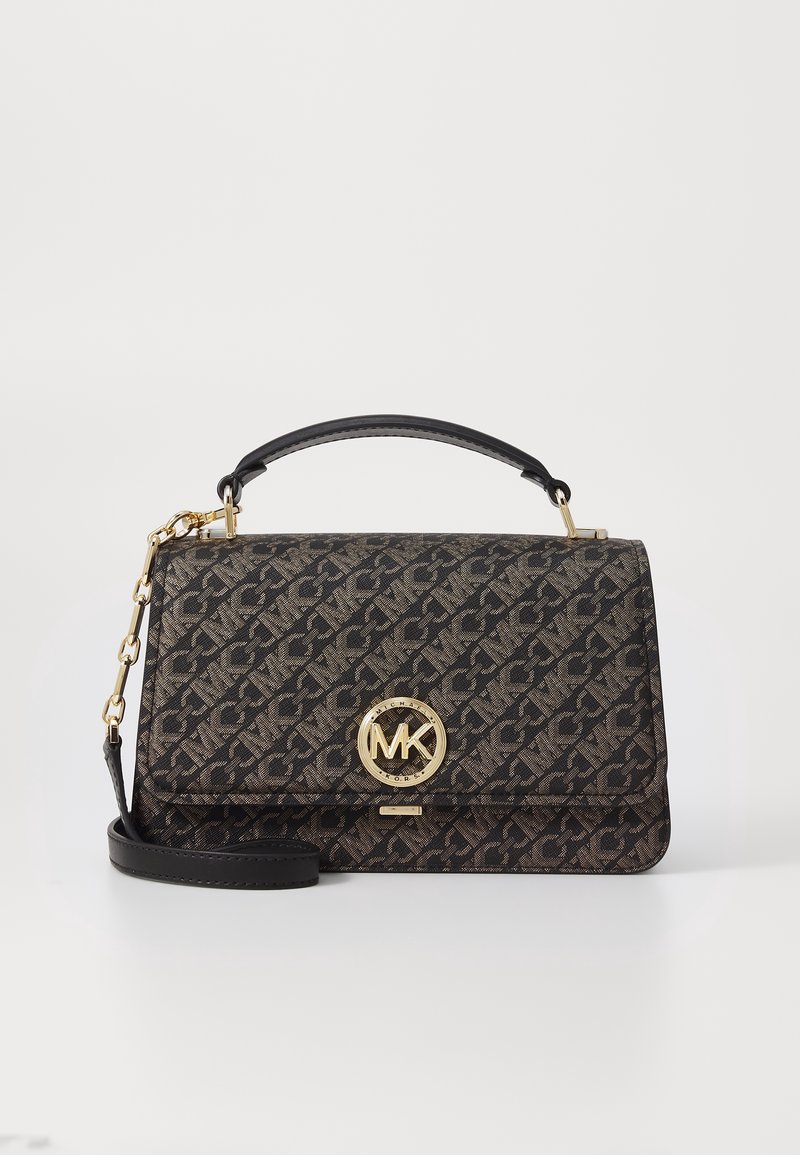 Sac à main rectangulaire marron foncé de créateur avec motif de logo répétitif, poignée supérieure noire, accent chaîne dorée et emblème circulaire doré sur le rabat avant.