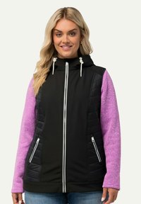 Gilet nero con cappuccio, caratterizzato da pannelli anteriori trapuntati e maniche viola testurizzate. Due tasche laterali e zip bianche.