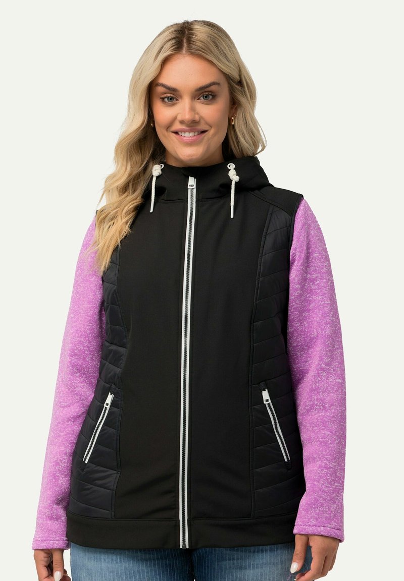 Gilet nero con cappuccio, caratterizzato da pannelli anteriori trapuntati e maniche viola testurizzate. Due tasche laterali e zip bianche.