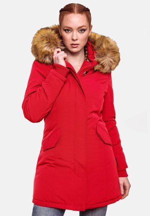 Rode, geïsoleerde parka met een nep bont capuchon, twee zijzakken en geribbelde manchetten. Zachte textuur, knielange snit en knoopdetails.
