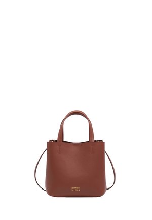 Bolso de cuero marrón con dos asas cortas, una correa larga ajustable y el logo dorado "BIMBA Y LOLA" en el frente.