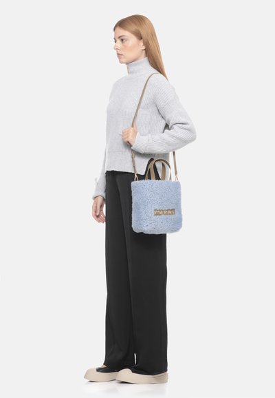 Borsa tote in tessuto blu chiaro testurizzato con una sensazione morbida, dotata di un logo "MARNI" in tonalità oro. Progettata con manici corti e lunghi.