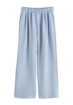 Pantalon ample bleu clair avec ceinture élastique et poches latérales, en tissu doux et fluide.