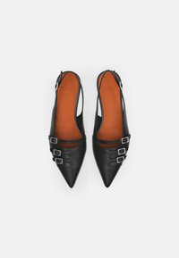 Mustad nahast slingback kingad terava ninaga, millel on kolm hõbedast panaslingi aksessuaari ja kergelt tekstureeritud pruuni siseosa.