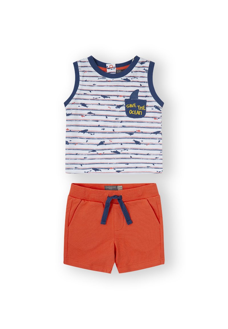 Top sin mangas a rayas en blanco, azul y rojo con gráficos de tiburones y el texto "SALVA EL OCÉANO"; combinado con shorts naranjas con bolsillos.