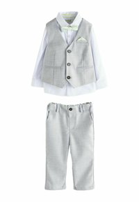 Grijze houndstooth vest met drie knopen, gecombineerd met een witte lange mouwen shirt en bijpassende grijze broek, inclusief bijpassende vlinderdasje en pochet.