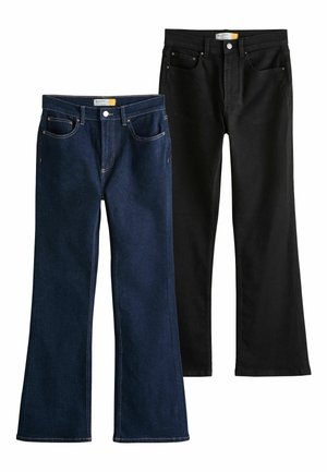 Dwie pary jeansów bootcut, jedne granatowe, drugie czarne, pokazane na płasko z widocznymi przednimi kieszeniami i zapięciami na guziki.