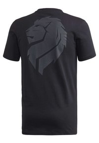 Černé bavlněné tričko s velkým tmavě šedým potiskem lva na zadní straně. Hladký kulatý výstřih a krátké rukávy. Měkká textura.