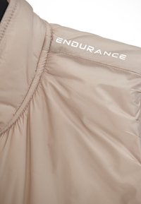 Endurance Veste sans manches - 1136 simply taupe