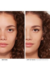 Images avant et après montrant un visage. À gauche : teint de peau inégal avec des taches. À droite : teint de peau lisse et uniforme avec une légère brillance. Un bâton de fond de teint est présenté dessous.