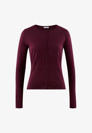 Burgundzki kardigan wykonany z miękkiej dzianiny, z okrągłym dekoltem, długimi rękawami i sześcioma guzikami z przodu wzdłuż środka.