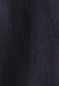 Tessuto blu scuro con una texture liscia e intrecciata e un motivo a coste diagonali, che suggerisce durabilità e versatilità d'uso.