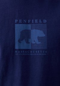 T-shirt en coton bleu marine avec un motif d'ours et des rayures horizontales. Le texte comprend "Penfield," "Massachusetts" et "Est. 1975."