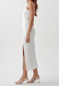 TUSSAH Pouzdrové šaty - white