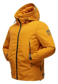 Giacca a vento arancione impermeabile con collo alto, cappuccio regolabile e zip nere. Presenta tasche laterali e un logo sulla manica.