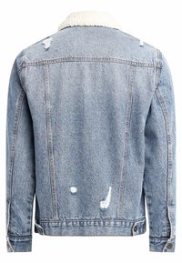 Kurtka dżinsowa w jasnoniebieskim kolorze z kołnierzem z baranka, postarzanymi detalami i metalowymi elementami. Klasyczny krój z długimi rękawami i mankietami.