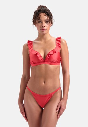 Rode bikini set met ruches op de top, een diepe halslijn en dunne bandjes; gladde textuur met minimale hardware accenten.