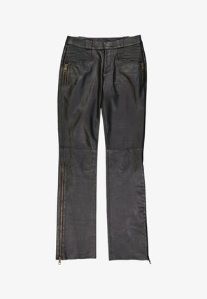Pantalon en cuir noir avec des détails matelassés sur les hanches, poches zippées à l'avant et longues fermetures éclair le long des côtés extérieurs de chaque jambe.