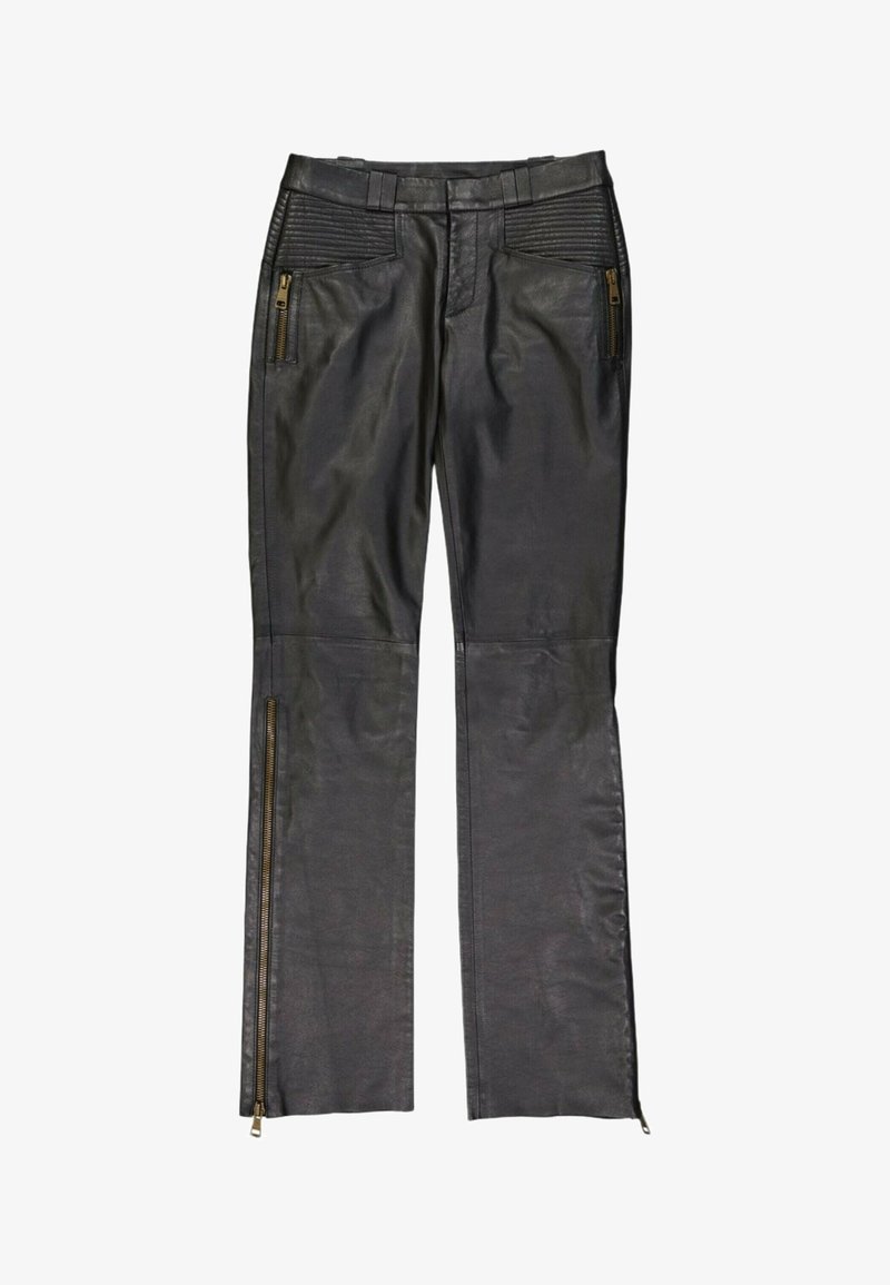 Pantalon en cuir noir avec des détails matelassés sur les hanches, poches zippées à l'avant et longues fermetures éclair le long des côtés extérieurs de chaque jambe.