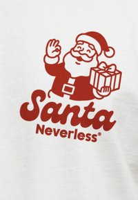 Weißer Stoff mit einer roten Grafik von Weihnachtsmann, der winkt und ein Geschenk hält. Der Text "Santa Neverless" ist in einer verspielten Schrift dargestellt.