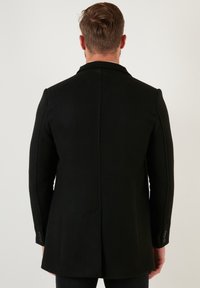 Buratti Abrigo corto - black