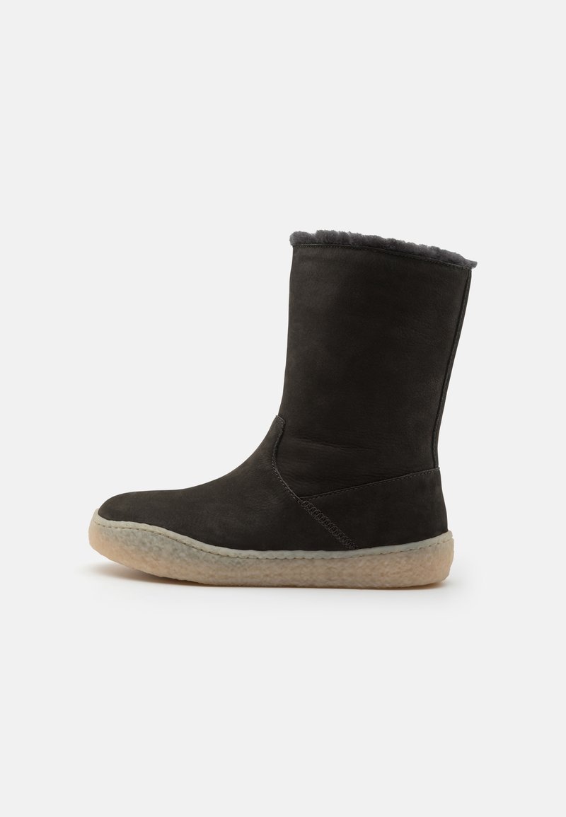 Botte d'hiver noire de hauteur moyenne avec doublure en fourrure douce et semelle en caoutchouc beige, adaptée aux temps froids.