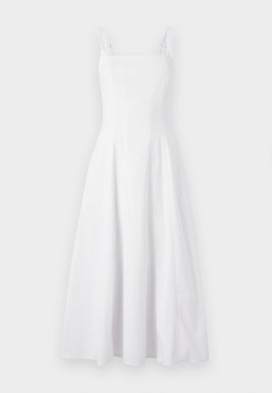 Weißes Leinenkleid mit quadratischem Ausschnitt, dünnen Trägern und schwingendem Rock, mit subtiler Textur und mittellangem Design.