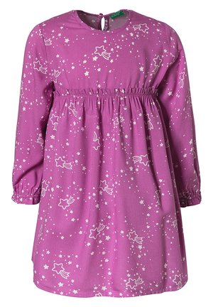 Roze jurk met lange mouwen, een geplooide taille, een ronde halslijn en een keyhole-rug; met witte sterren- en komeetpatronen overal.