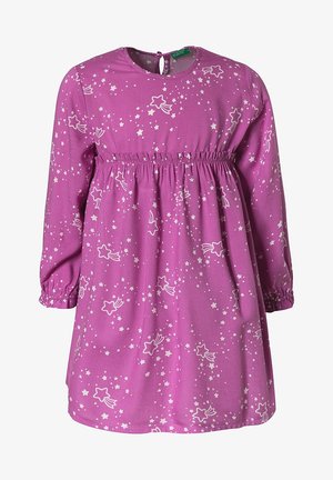 Różowa sukienka z długimi rękawami, marszczonym pasem, okrągłym dekoltem i odkrytymi plecami z wycięciem w kształcie klucza; ozdobiona białymi wzorami gwiazd i komet na całej powierzchni.