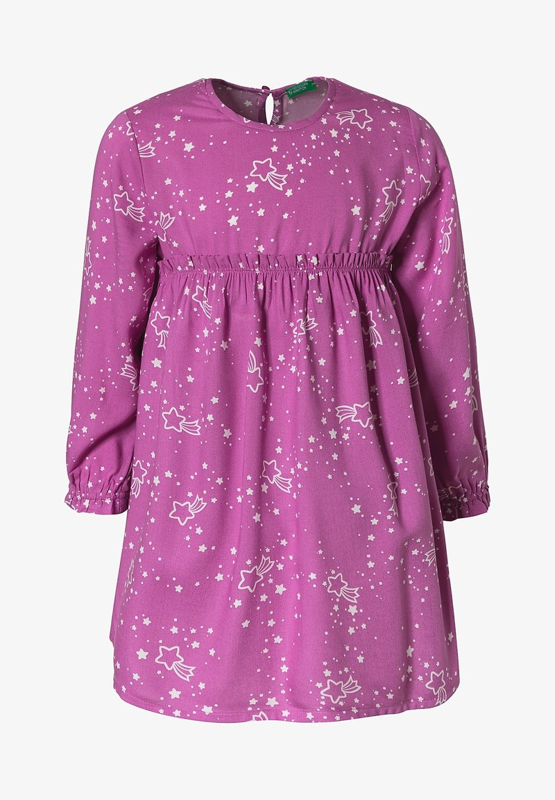 Różowa sukienka z długimi rękawami, marszczonym pasem, okrągłym dekoltem i odkrytymi plecami z wycięciem w kształcie klucza; ozdobiona białymi wzorami gwiazd i komet na całej powierzchni.