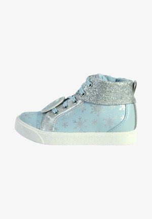 Sneaker high-top azzurro chiaro con accenti di glitter argento, motivo a fiocchi di neve, punta tonda, suola bianca e toppa decorativa sul punteggio.