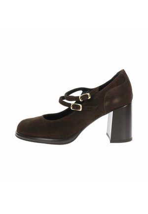 Scarpa da donna in camoscio marrone scuro con punta arrotondata, due cinturini con fibbia sul piede e tacco a blocco.