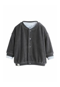 Hallatav hall kootud jope ümmarguse kaelusega, nööbiga ja elastse vöökohaga. Omab eristuvaid pikki varrukaid helesinisest.