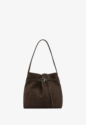 Bolso de cubo de ante marrón con una sola correa para el hombro, parte superior fruncida y un delgado cinturón de cuero como acento, que presenta una textura suave.