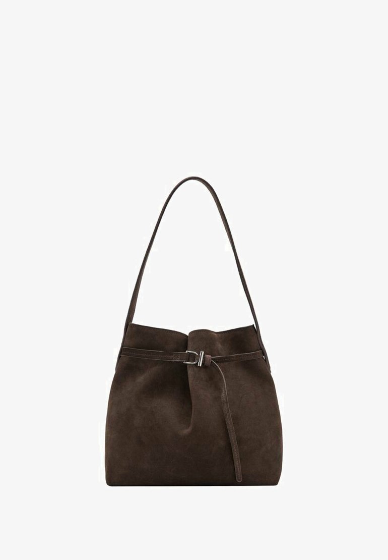Bolso de cubo de ante marrón con una sola correa para el hombro, parte superior fruncida y un delgado cinturón de cuero como acento, que presenta una textura suave.