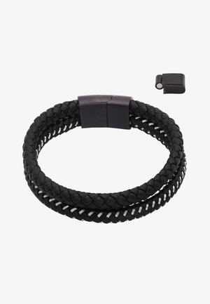 Czarny pleciony skórzany bransoletka z dwoma splotami, gładką metalową zapięciem i kontrastującymi srebrnymi akcentami wplecionymi w całość.
