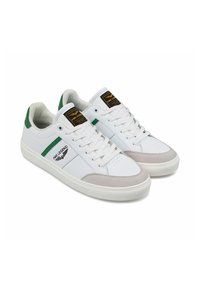 Baskets blanches en cuir et en daim, avec des accents verts et un logo. Bout rond, semelle en caoutchouc, lacets plats et design minimaliste.