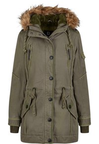 Olijfgroene parka jas met een capuchon van nepbont, trekkoorden, meerdere zakken en knoopsluitingen. Voorzien van tonale stiksels.