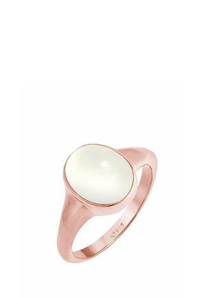 Anello in oro rosa con una pietra bianca ovale e liscia su una fascia lucidata, con marchio inciso 925 sul lato interno.