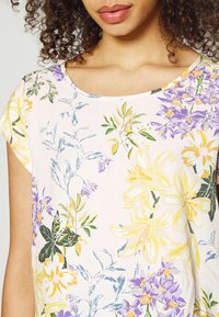 ONLY Tall ONLNOVA LIFE - Μπλουζάκι με στάμπα - soft pink aop botanic