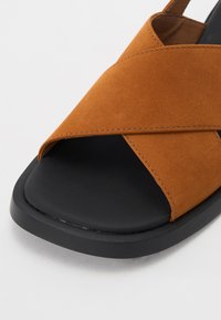 Camper DANA - Sandaalit nilkkaremmillä - mittelbraun