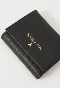 Portafoglio in pelle nera con finitura testurizzata, con logo dorato sul davanti. Design compatto e ripiegabile con dettagli minimalisti.