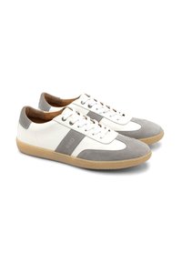 Białe i szare skórzane sneakersy z fakturowanym zamszowym noskiem, wyściełanym kołnierzem i gumową podeszwą. Posiadają sznurowadła oraz detal z logo po boku.