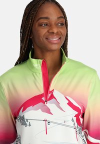 Bunter Pullover mit einem Farbverlauf von Grün nach Pink, versehen mit Berg- und Skiliftgrafiken; mit einem Viertel-Reißverschluss; weicher Stoff. 