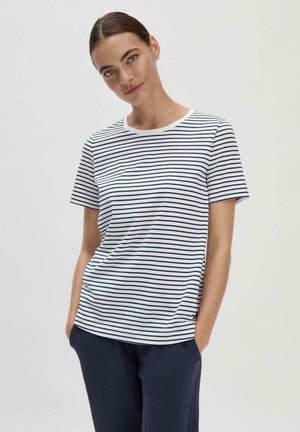 T-shirt bianco con righe orizzontali blu navy, maniche corte e scollatura rotonda. Abbinato a pantaloni blu navy con texture.